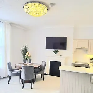 Spacious 3 Bed Flat Near The Sea With Parking Bournemouth