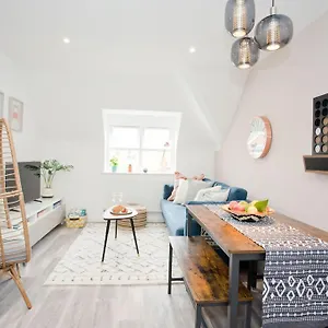 Stylish 2 Bedroom - Parking - 5 Mins Walk To Bournemouth